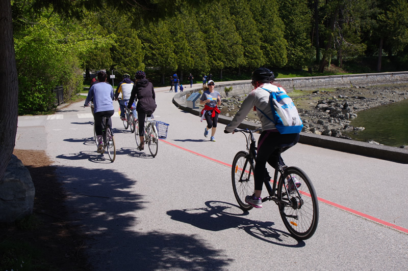 自転車やランニングを楽しむ人々